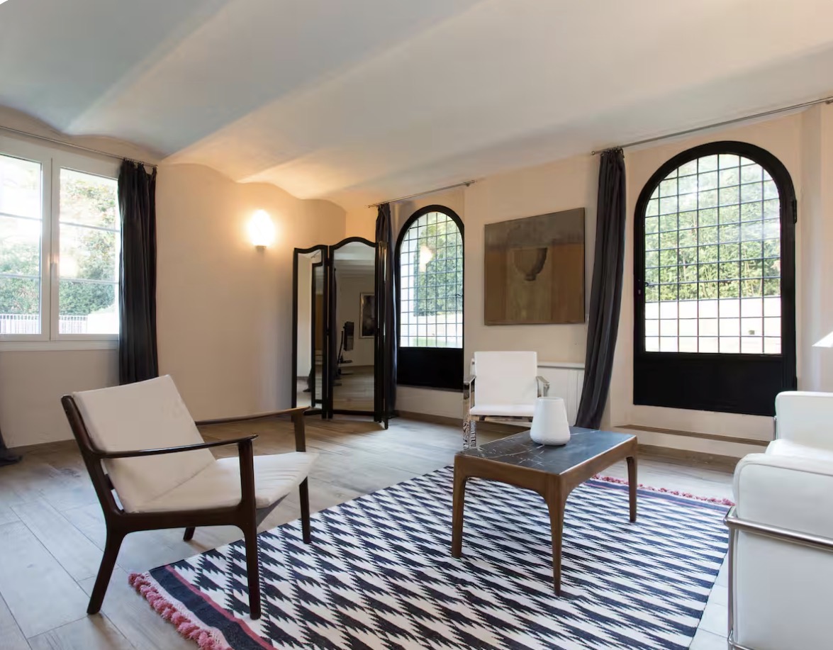 Salon of the bastide with arched windows and natural light
